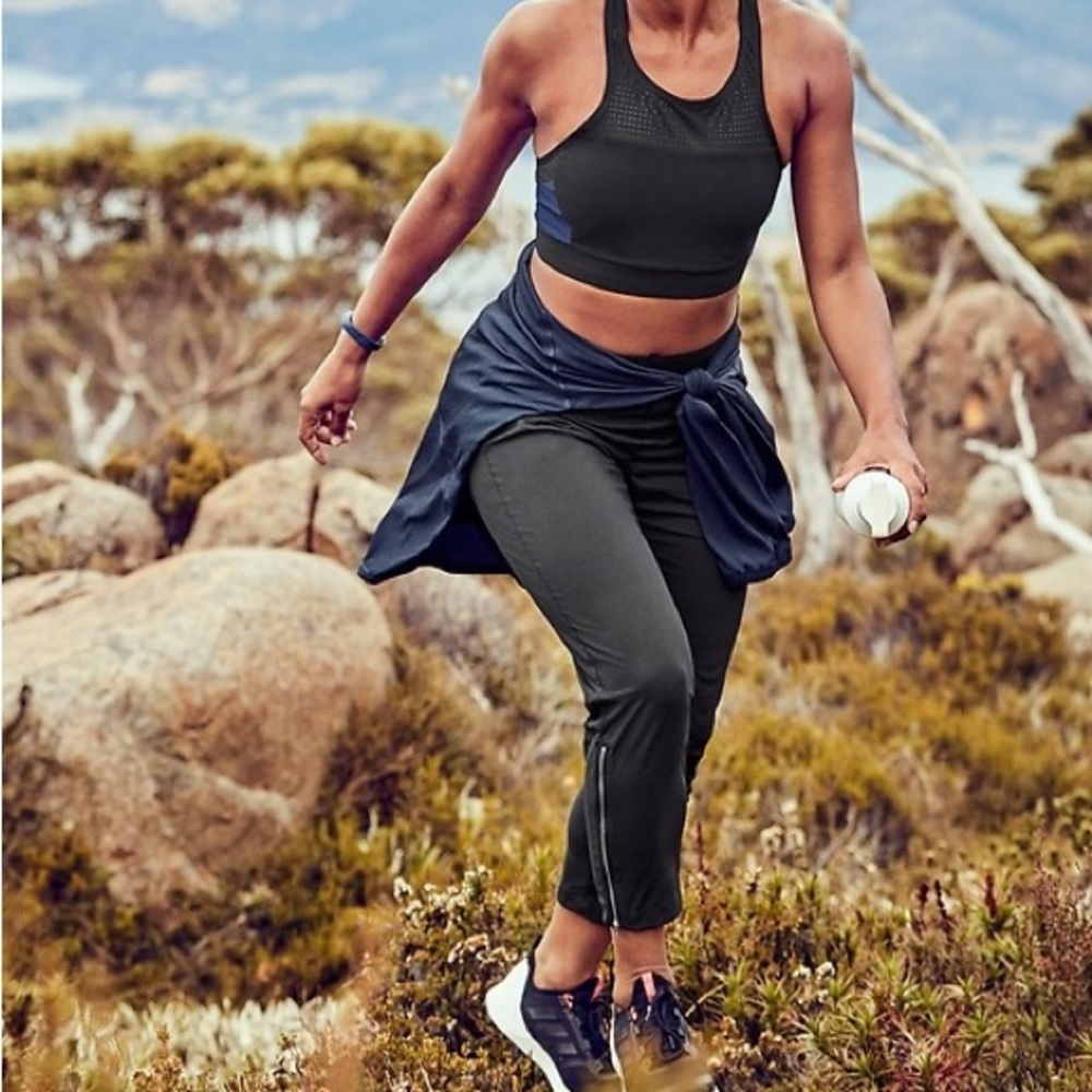 Athleta Mod Trekkie Crop Jogger pants in black, size 2 - GUC